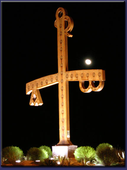 Monumento a la Cruz de Cehegín, con la Luna de fondo, 8 de Diciembre de 2006